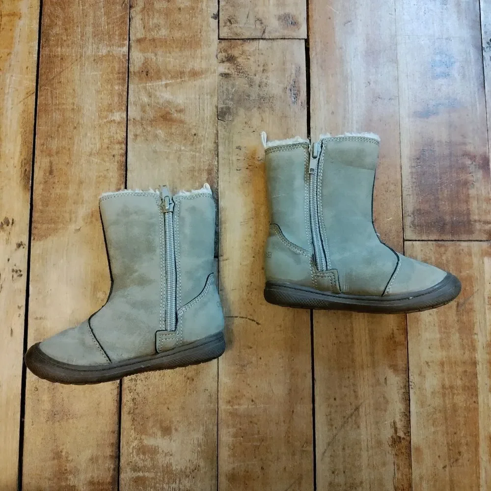 Oshkosh boots size 6 tan toddler girls faux fur detail